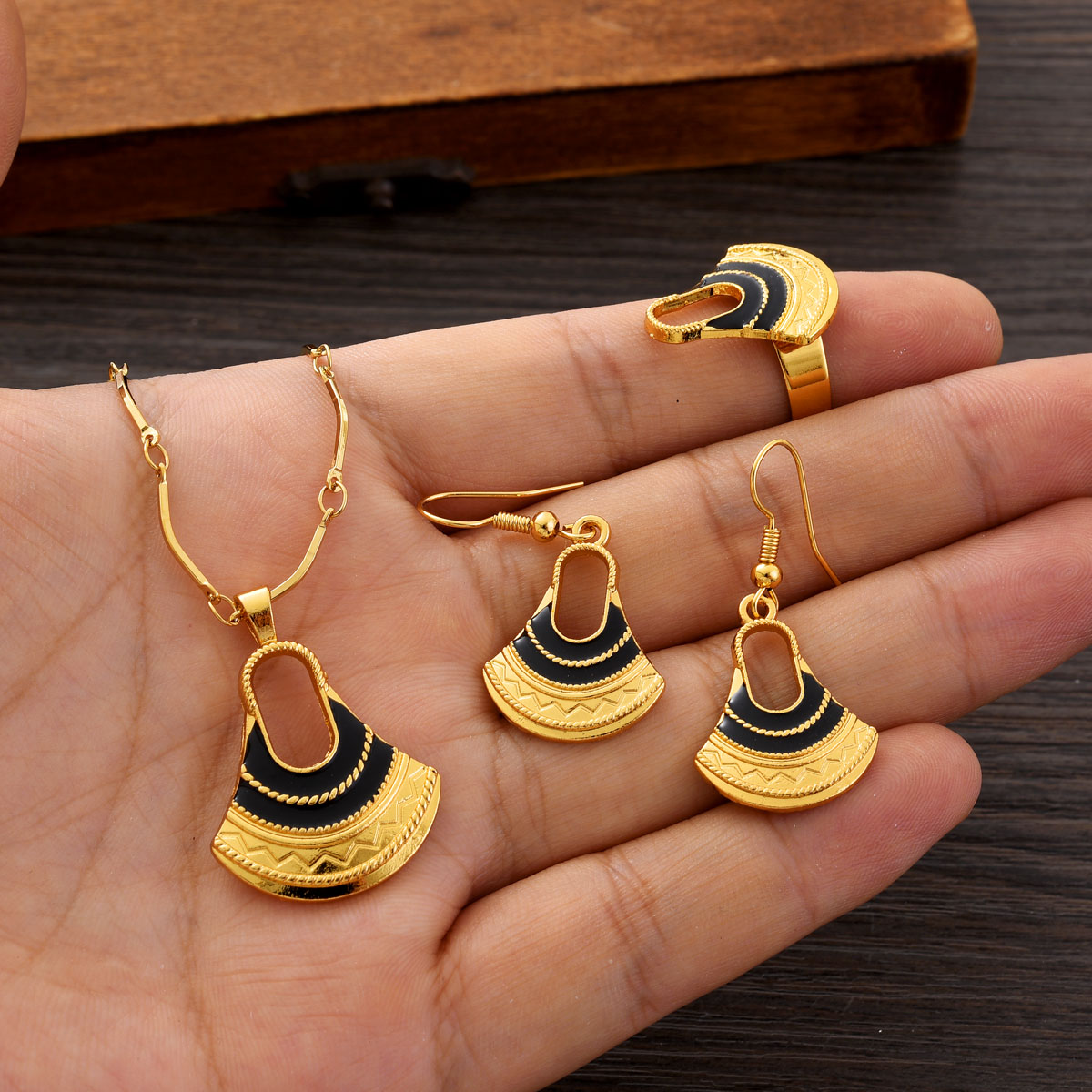 Złoty Zestaw Biżuterii PNG dla – Men Accessories India recenzja i cena